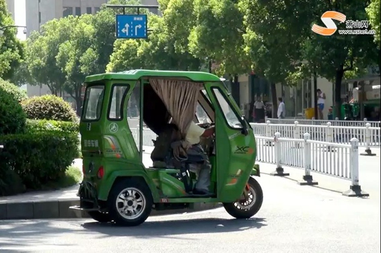 在城区这个地方，这些电动三轮车到底在干什么？
