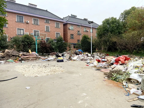 触目惊心！近180平方米的篮球场成了垃圾场 社区居民急盼解决