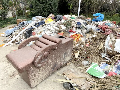 触目惊心！近180平方米的篮球场成了垃圾场 社区居民急盼解决