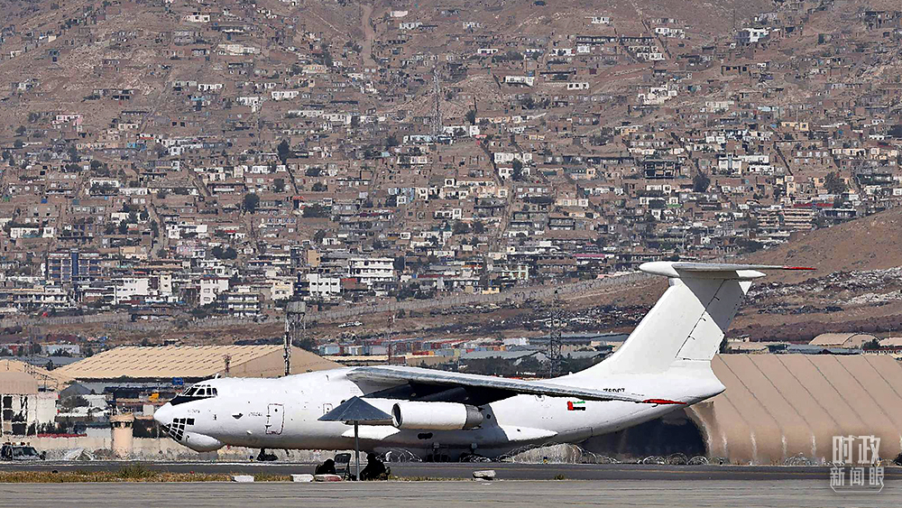△2021年9月15日，一架载有医疗援助物资的飞机从阿联酋抵达阿富汗喀布尔机场。（图/视觉中国）