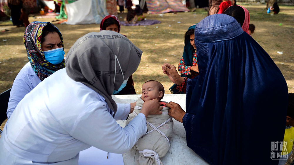 △2021年9月11日，阿富汗喀布尔，当地无家可归的民众聚集在免费国际医疗营地，进行健康咨询。（图/视觉中国）