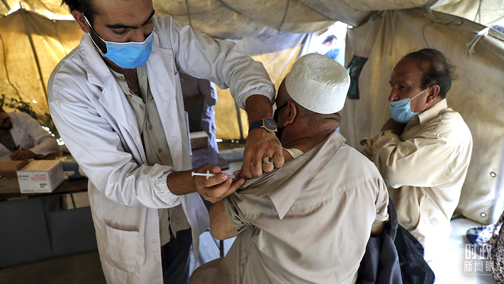 △2021年7月11日，阿富汗喀布尔，当地民众接种新冠疫苗。（图/视觉中国）