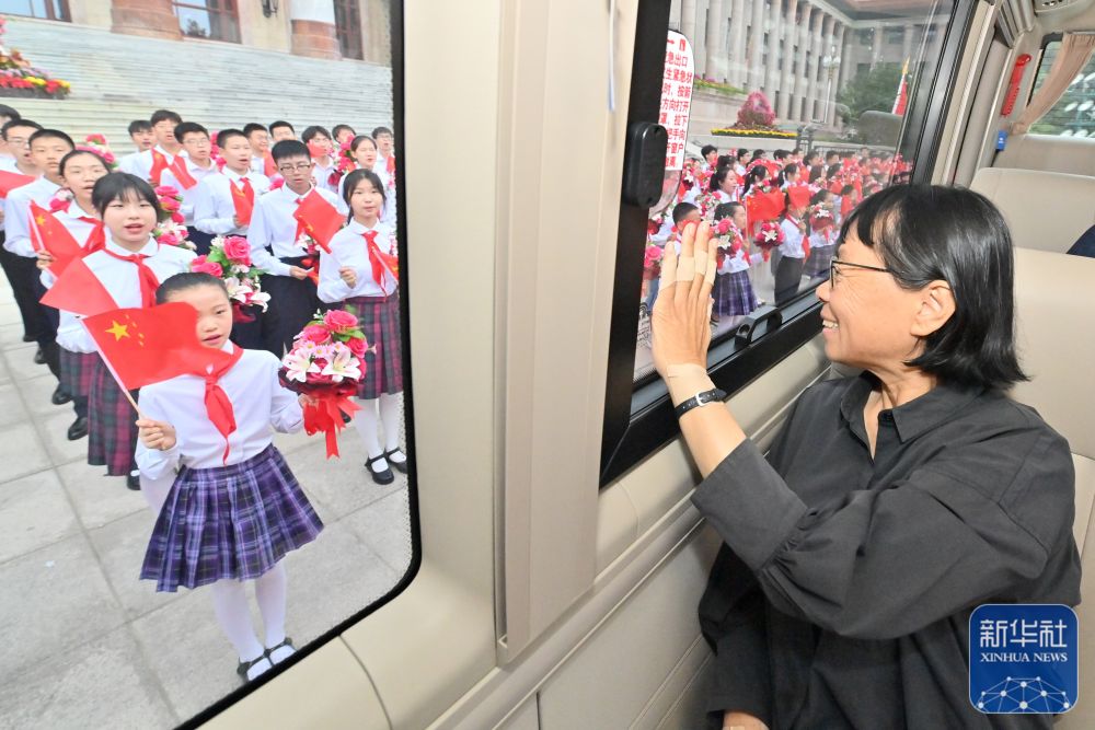 △6月29日，庆祝中国共产党成立100周年“七一勋章”颁授仪式在北京人民大会堂金色大厅隆重举行。这是“七一勋章”获得者张桂梅向青少年致意。