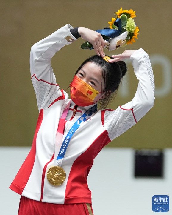 △7月24日，杨倩在东京奥运会射击女子10米气步枪颁奖仪式上“比心”。