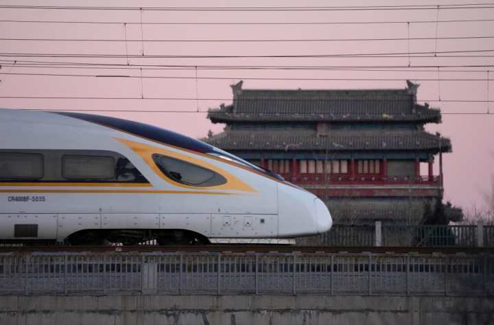 1月17日清晨，一列动车组列车驶过北京永定门城楼。新华社记者 邢广利 摄