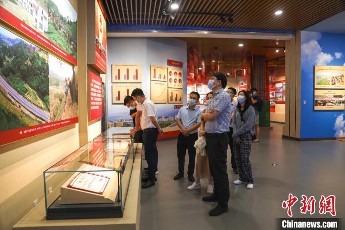 图为几位参观者在观看展览。　刘力鑫 摄