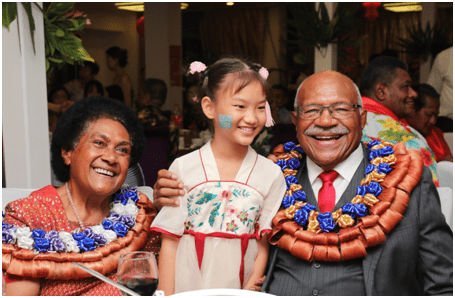 兰布卡总理夫妇与当地儿童欢度春节一家亲。斐济中国文化中心供图