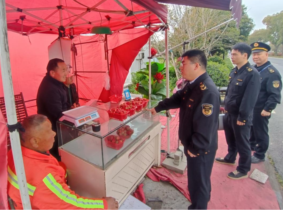益农镇综合行政执法队开展草莓质量安全专项检查，守护“舌尖上的美味”
